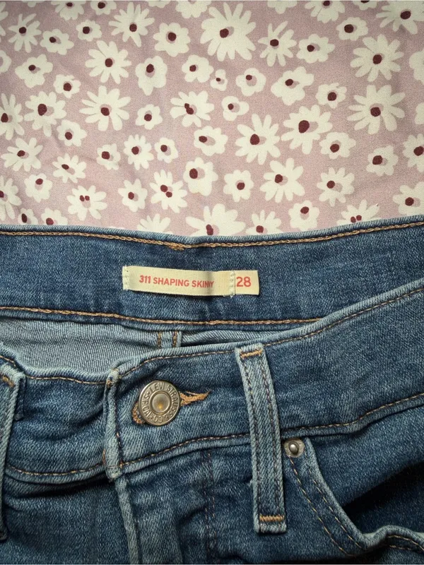 Levi’s 311 Shaping Skinny Jeans Women’s Size 28 Blue Distressed Stretch Denim - Image 4