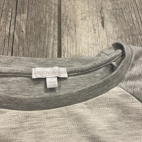 Beyond Yoga, Heather Gray cropped crewneck - Image 2