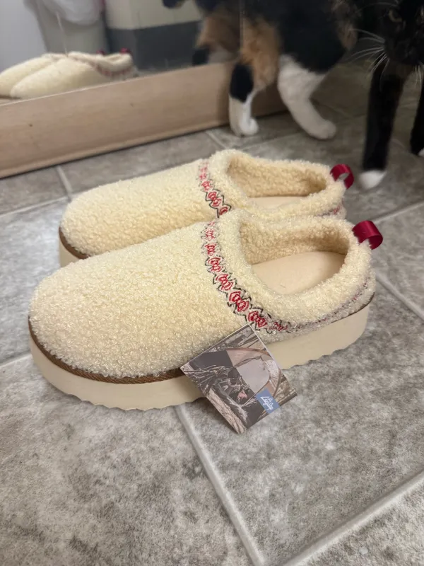 Slippers Yellow Size 7.5 - Image 2