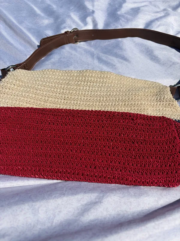 Woven tan red and blue purse - Image 6