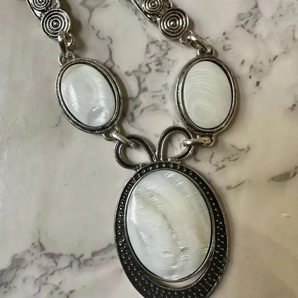 White silver tone pendant necklace - Image 5