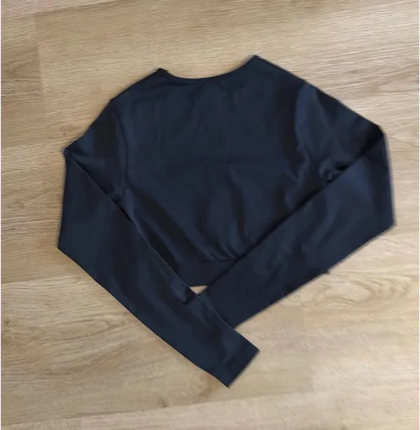 Gymshark Women’s Black Crop Too Medium - Image 3
