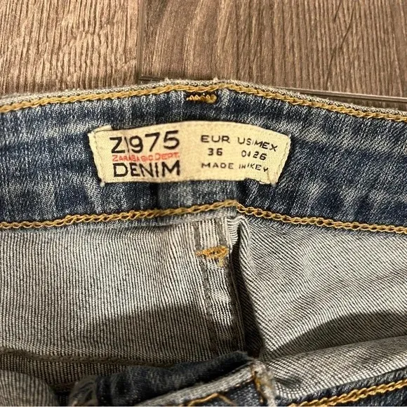 NEW Zara mid Rise Flare Jeans Light Wash Bootcut Zip Fly Denim Pockets Size 4 - Image 3