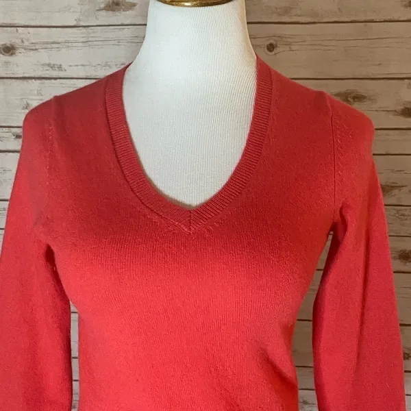 C by Bloomingdale’s classic casual cashmere V-neck sweater Size Small - Image 2