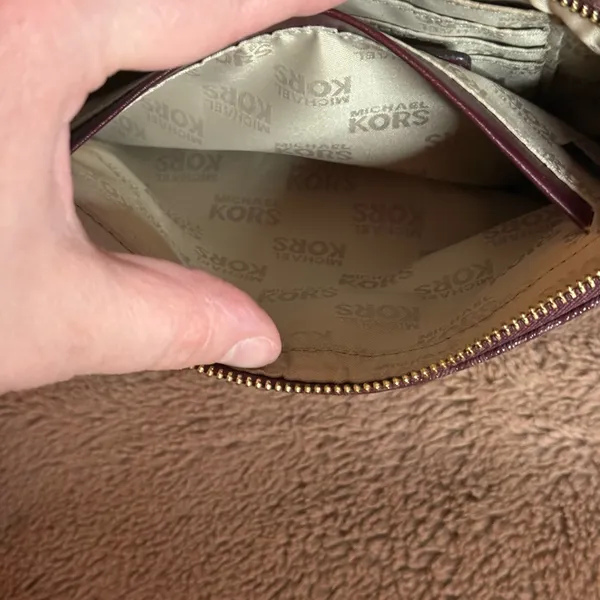 Michael Kors Jet Set Large Signature Wristlet Maroon. - Image 6