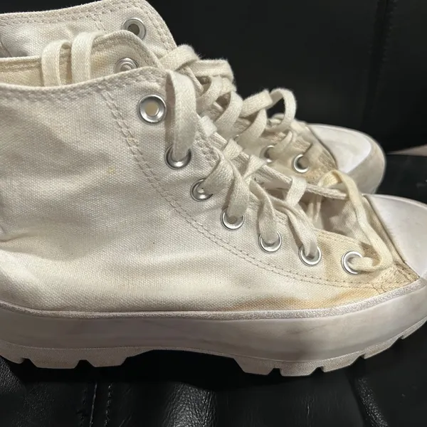 Converse High-Top Sneakers in white sneakers has some stains - Image 4
