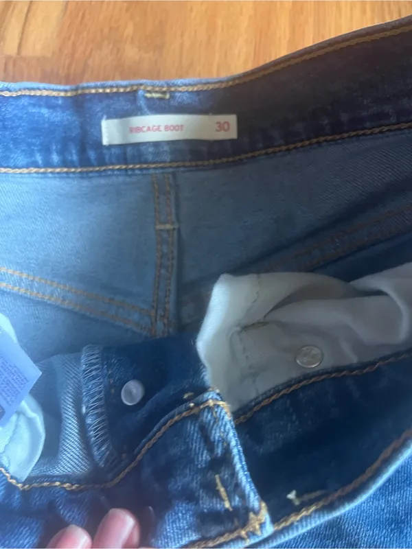 Women’s Levi’s Ribcage Boot Jean Shorts Size 30 - Image 2