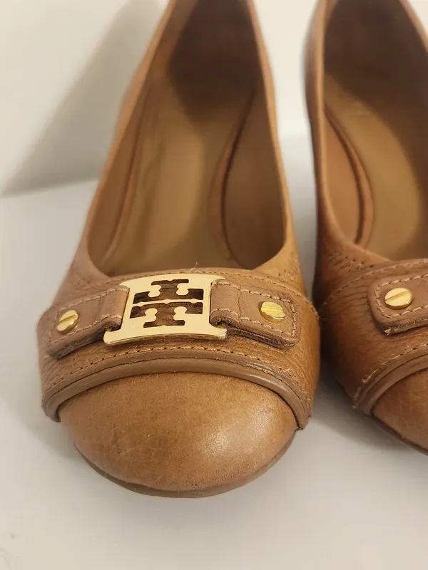 Tory Burch Brown Wedge Shoes with Gold-Tone Accents Size 9.5 Flaw - Image 2