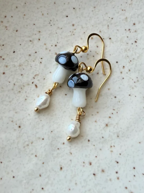 Handmade Kawaii y2k black mushroom & freshwater pearls dangle earrings🍄🖤 - Image 3