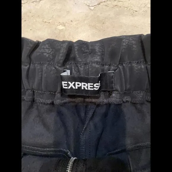 Express‎ Shortie Extreme High Rise Faux Leather Shorts size 2 W/ Belt - Image 3