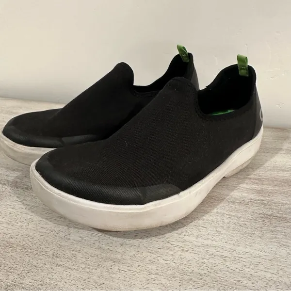 Oofos OOMG EEZEE Low Show Black and white size 7 - Image 4