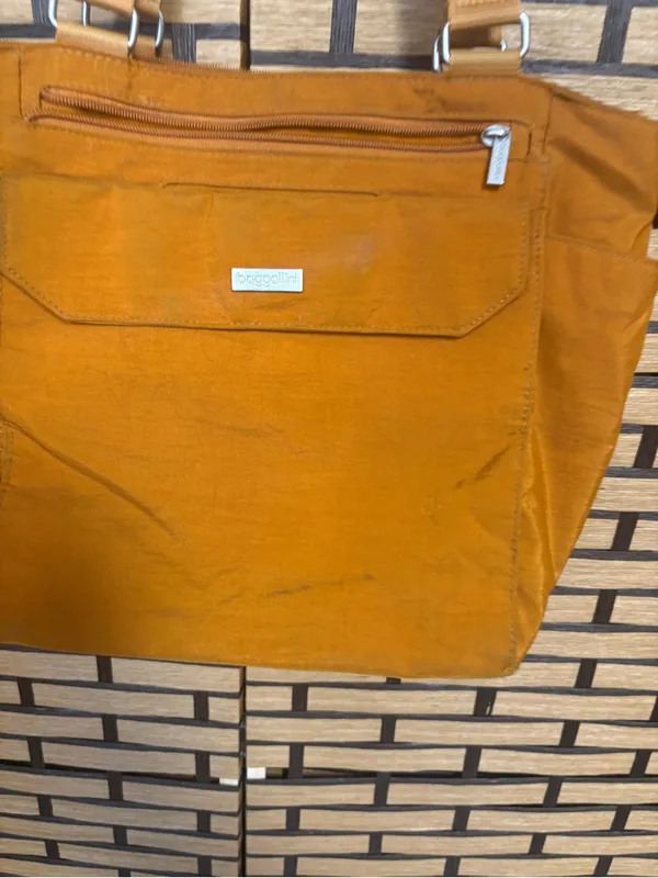 Baggallini gold handbag - Image 4
