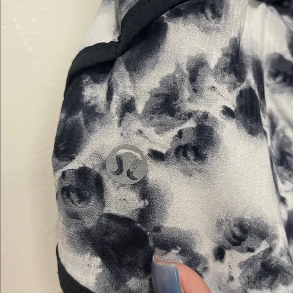 Lululemon Black Roses Speed Up Short Size 6 Black and white - Image 5