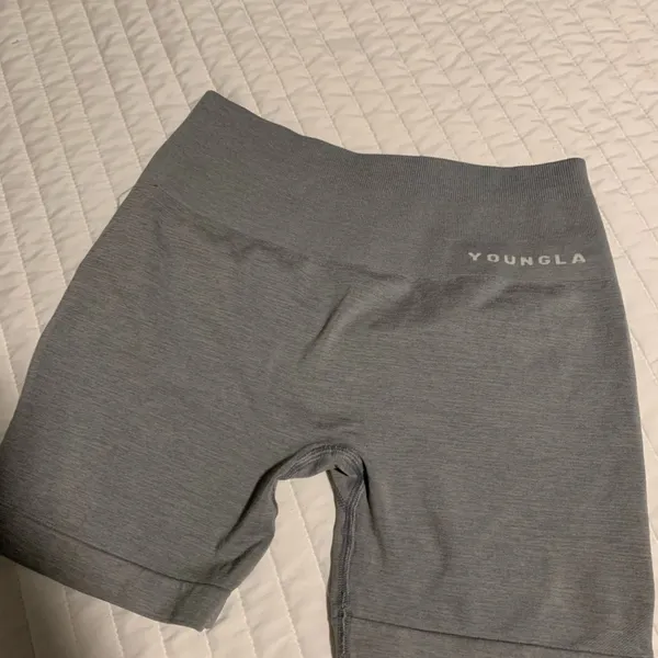 YoungLA Women's Gray Shorts Size Medium Scrunch Shorts EUC - Image 4