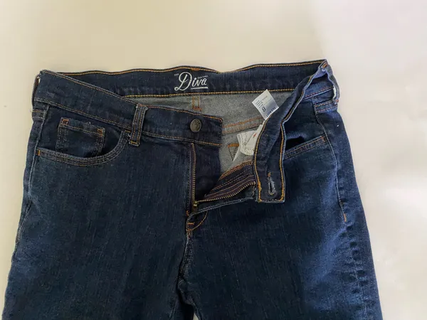 Old Navy The Diva Bermuda Shorts Size 8 - Image 3