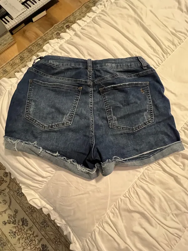 Southern Tide Hayes Blue Jean Shorts - Image 3