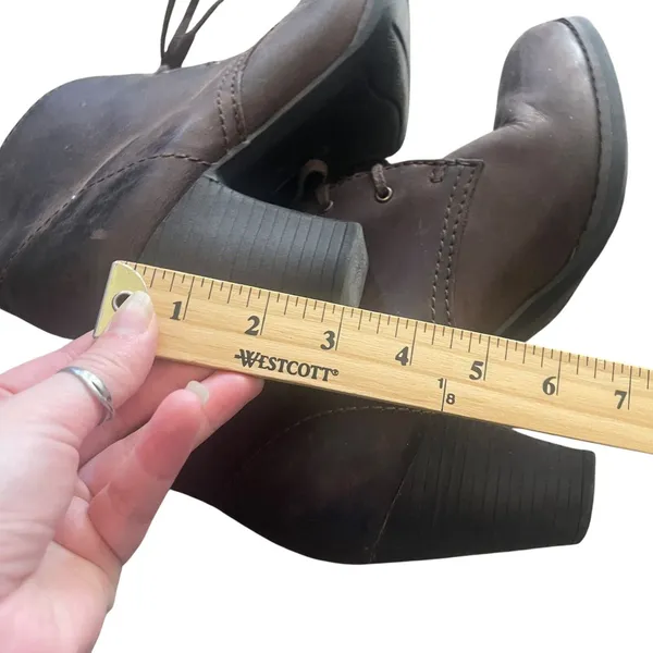 Clarks Indigo Women's‎ Size 8.5 M Brown Leather 3 Inch Heel Tie Ankle Booties - Image 10