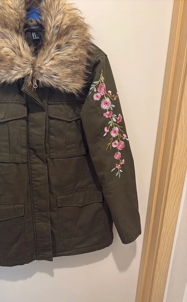 Embroidered Floral Green Jacket with Faux Fur Collar - Image 4