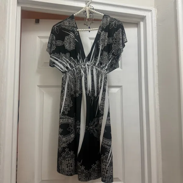 Chesley Size Small Black & White Plunge V-Neck Boho Short Sleeve Sundress - Image 8