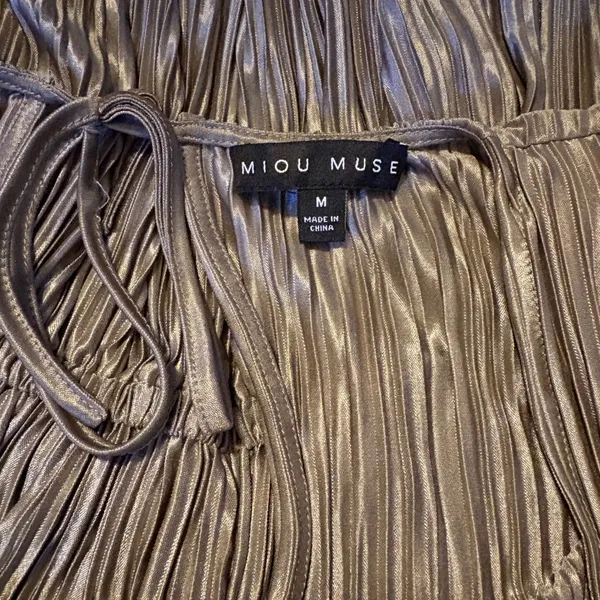 MIOU MUSE NWOT Plisse Dolman Sleeve Plunging V Neck Ruched Waist Top‎ Medium - Image 5