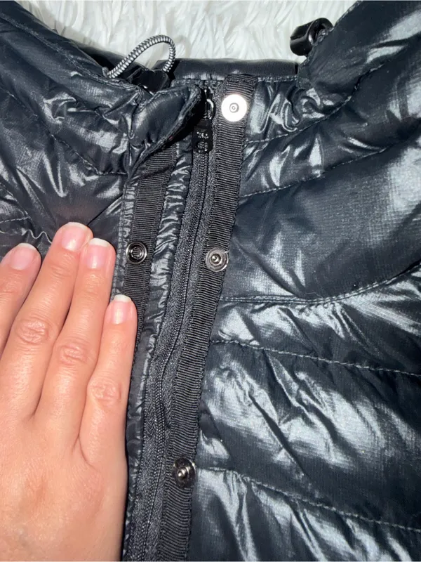 Gap Black Down Puffer Vest Size M – Quilted Lightweight Zip Snap Front - Image 2