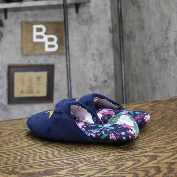 NWT Bridgerton Izzy & Liv Womens Enchanting Floral Bee Slippers Navy Blue 6M - Image 5