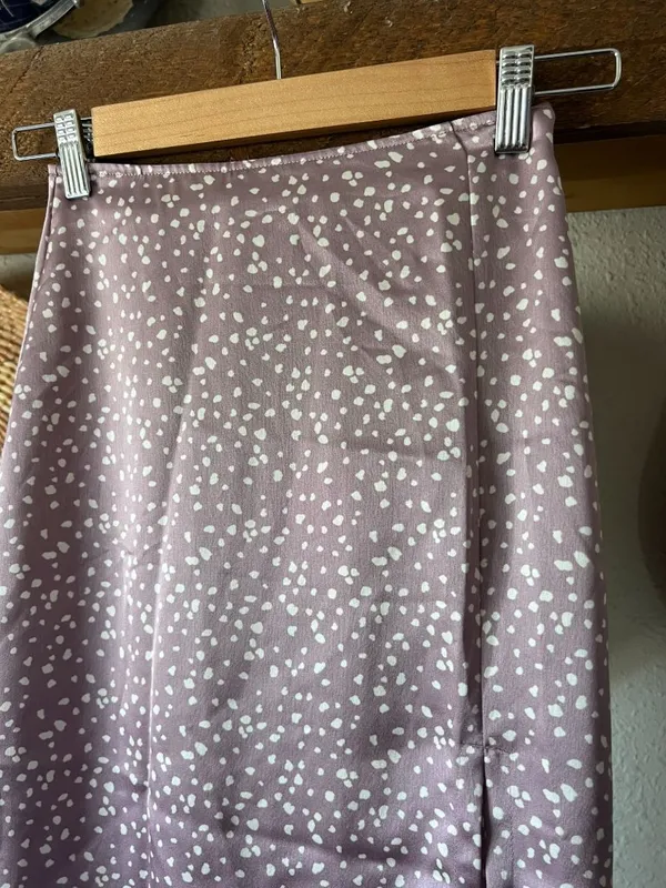 Abercrombie & Fitch satin midi skirt w/slit mauve/white ditsy dot xxs - Image 2