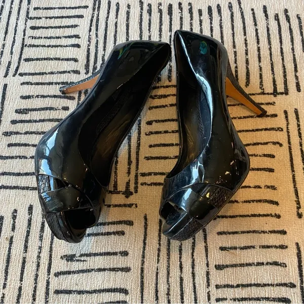 White House Black Market Patent Snakeskin Peep Toe Heels 9M - Image 4