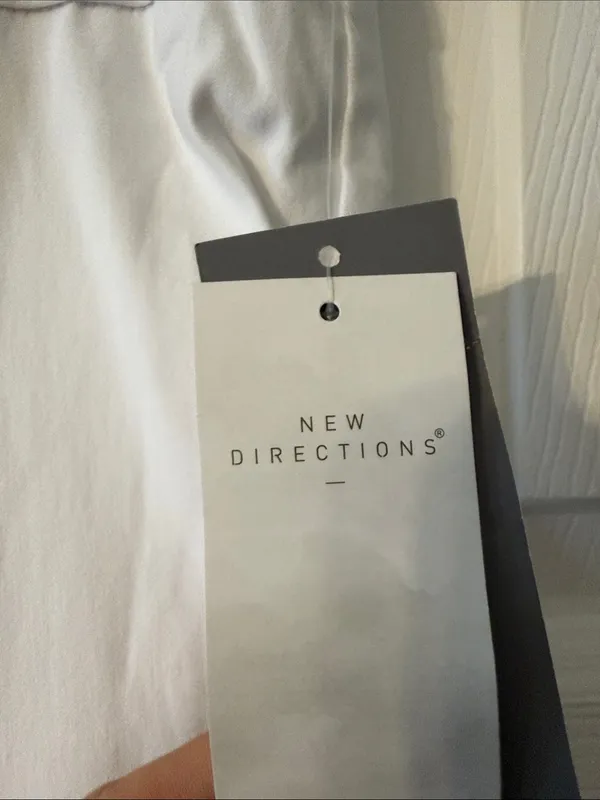new directions White Bermuda Shorts Mid-Length Cut inseam 11” waist 30” size 6 - Image 3