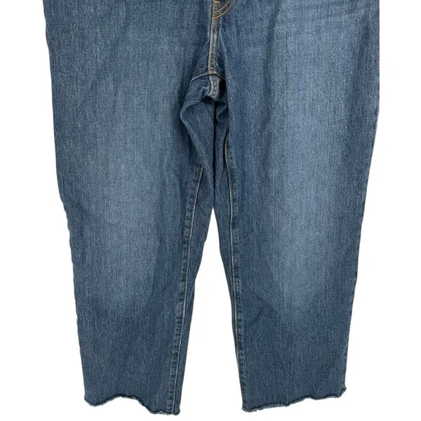 Levi’s Women’s 94 Baggy Cropped Raw Hem‎ Jeans Size 30 - Image 6