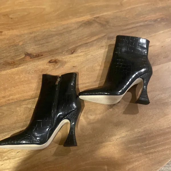 PrettyLittleThing Black Heeled Boots with Sculptural Heel - Image 2