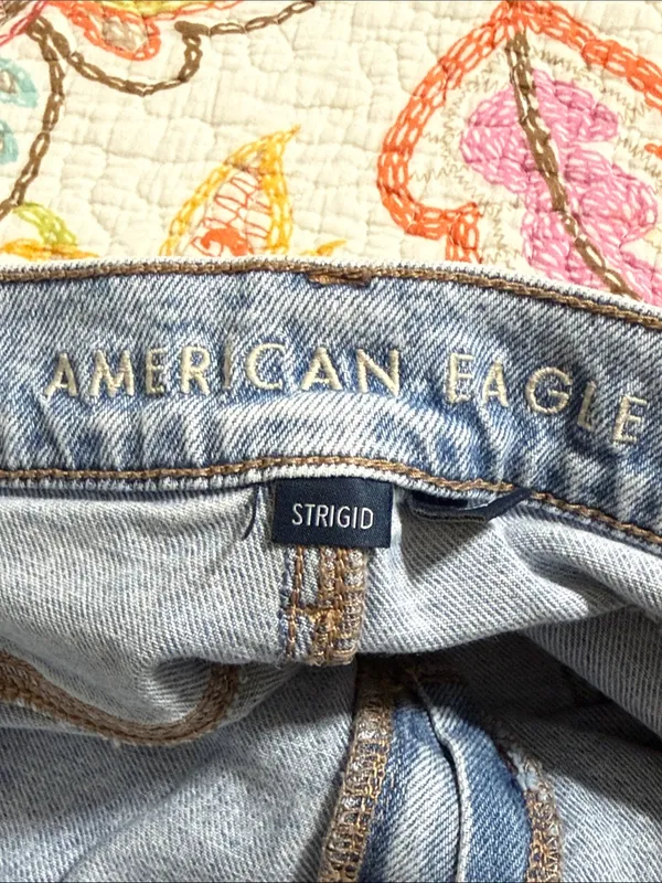 American Eagle size 4 short strigid light denim distressed jeans preppy casual - Image 8