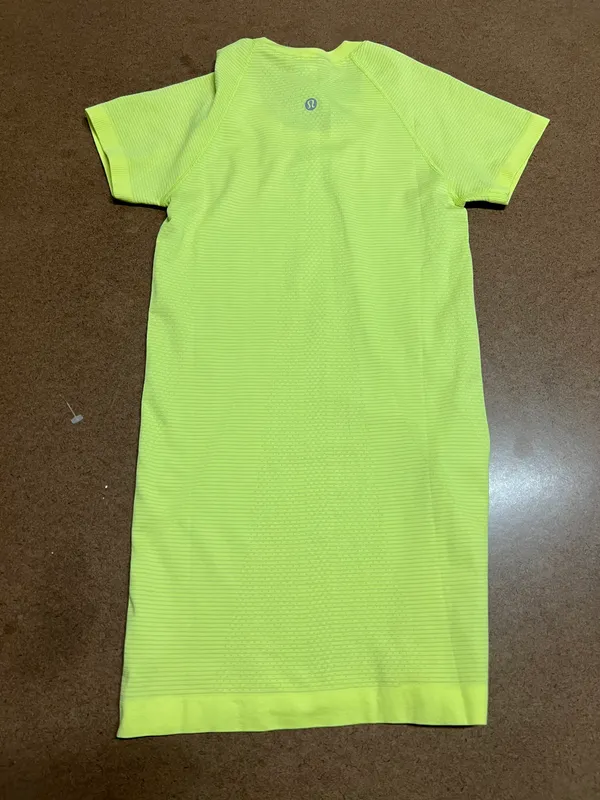 Lululemon Size 2 Short Sleeve Highlight Yellow Swiftly - Image 4