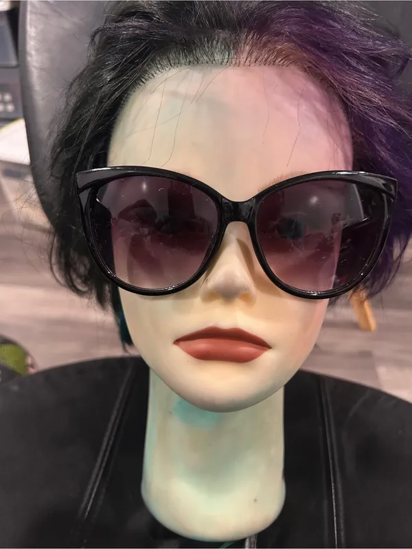 Steve Madden Black Frame Sunglasses with Dark Gradient Lenses - Image 3