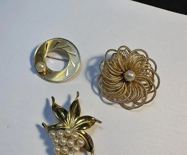 Lot Of 3 Gold Tone Brooch Pins Faux Pearl - Image 7