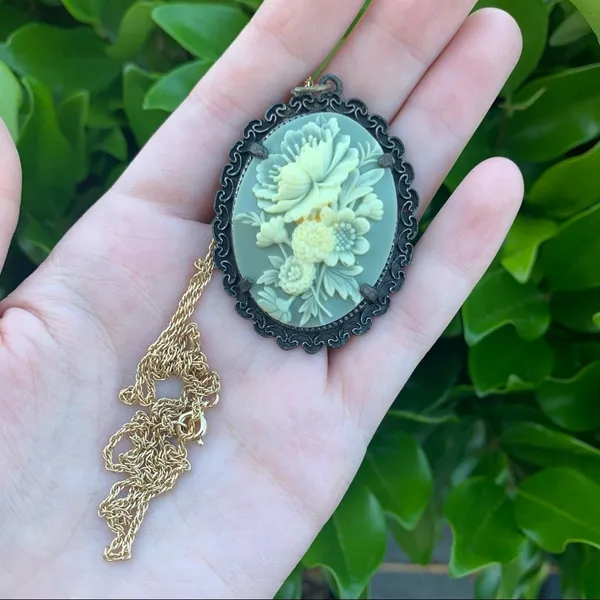 Vintage Floral Cameo Pendant Necklace - Image 3