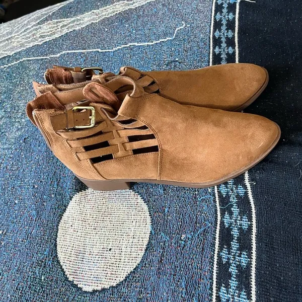 American Eagle Tan Ankle Booties Suede SZ 8 Heels Pumps Minimalist Casual Y2K - Image 3