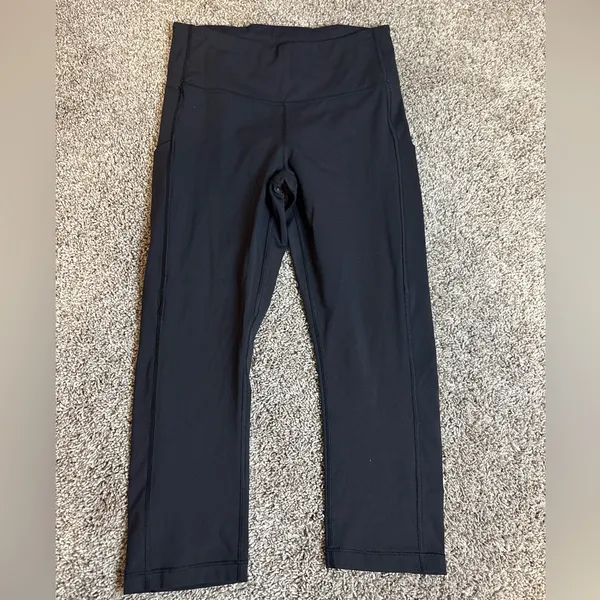 Athleta Ultimate Stash Pocket Capri leggings Black size small - Image 3