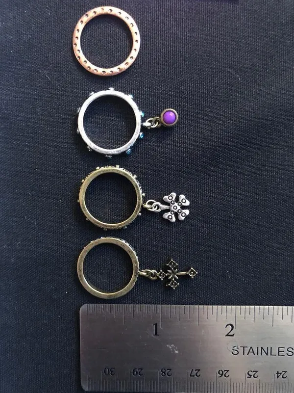 Betsey Johnson Set of 4 Rings Size 6.5 stackable ring - Image 4