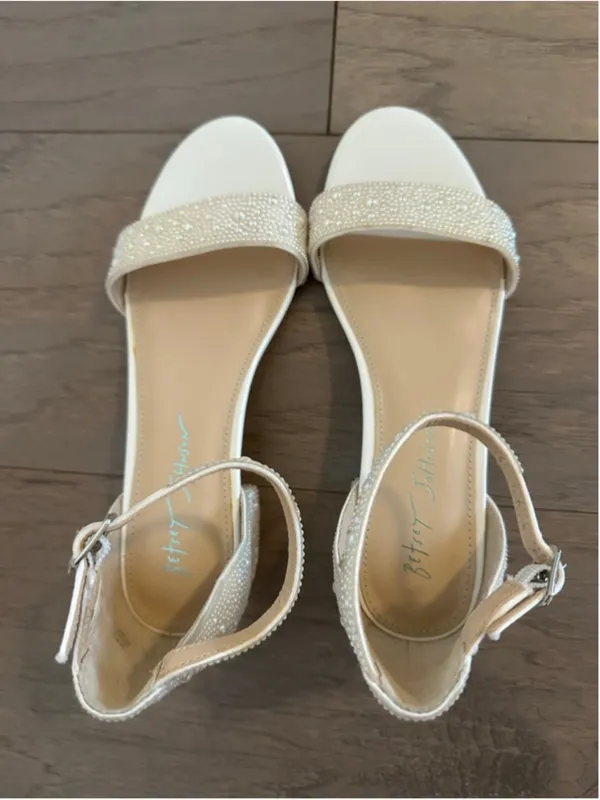 Betsey Johnson Mari White Pearl Embellished Block Heel Sandals Size 5 - Image 7