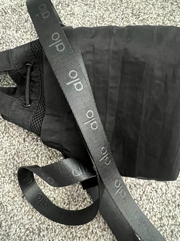 Alo Water Bottle Crossbody Bag Black Athleisure Gym Bag - Image 4