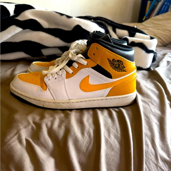 Nike Air Jordan 1 Mid 9.5 mens university gold lace up athletic shoes - Image 5