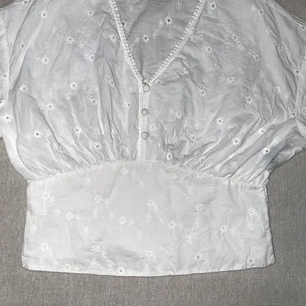 Cliché | White Eyelet Cropped Peasant Top | Small - Image 6