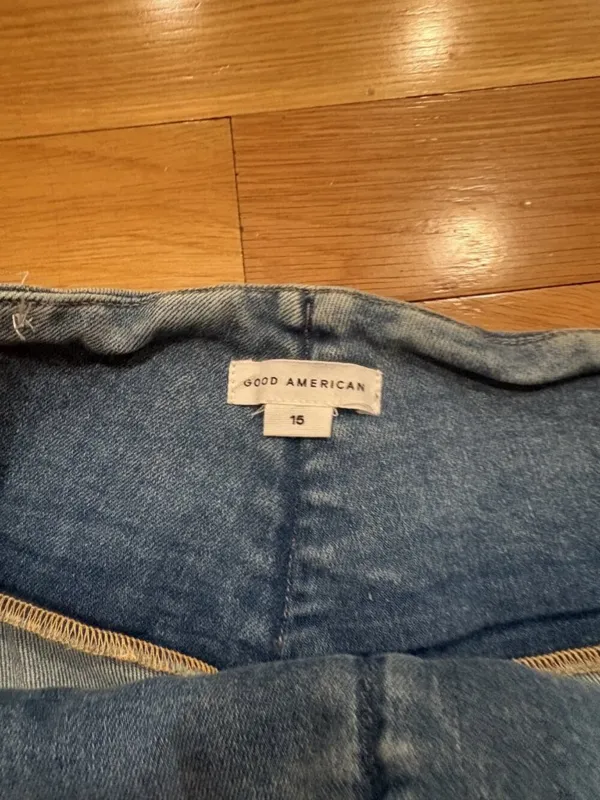 Good American Size 15 Light Wash Straight Leg Jeans with Seam Detail - Image 3