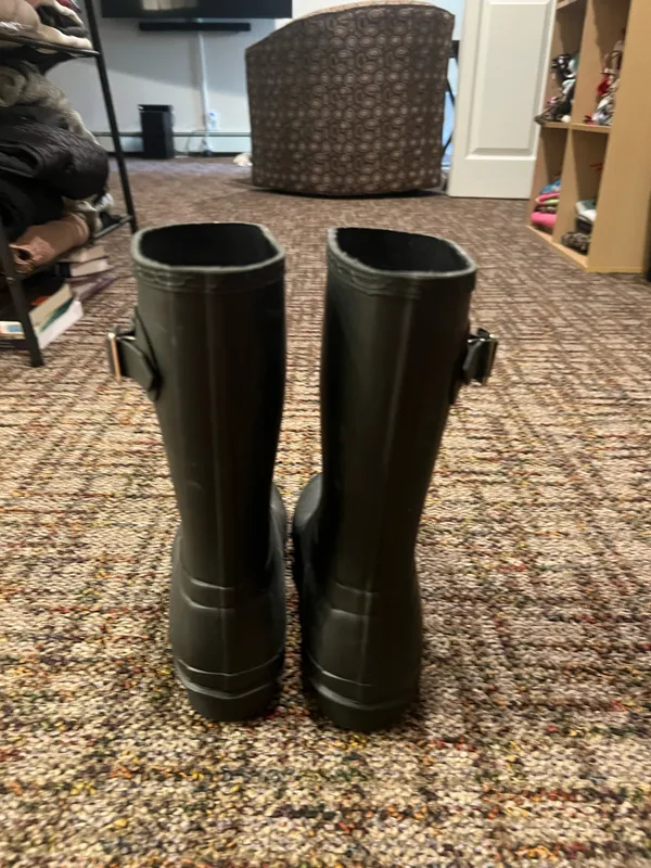 Hunter Boots Black rain boots #rainydays Stylish black rain boots. Durable and waterproof. Perfect for wet weather. - Image 9