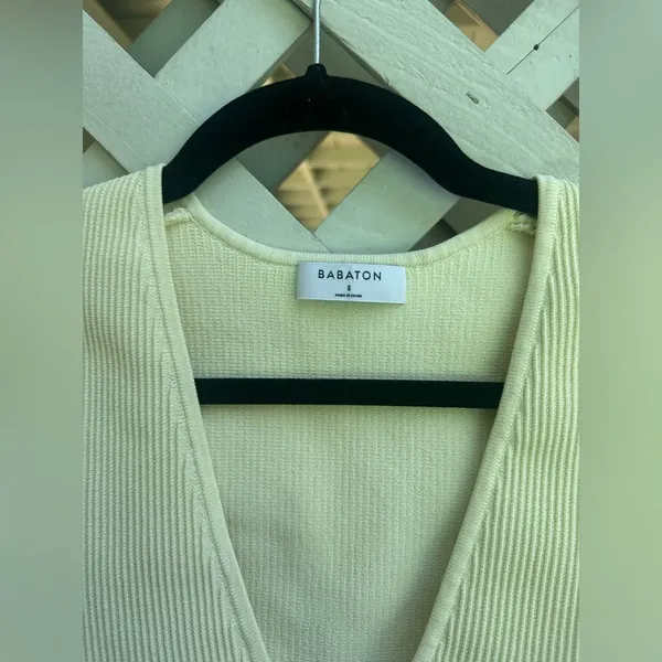 ❤️Aritzia Babaton Sculpt Knit Deep V Tank - Image 5