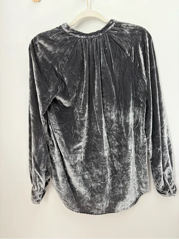 Pilcro by Anthropologie Gray Silver Velvet Blouse size Small - Image 5