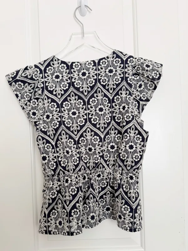 ADELYN RAE‎ Seriana Embroidered Top Navy and White Flutter Sleeves Small - Image 4
