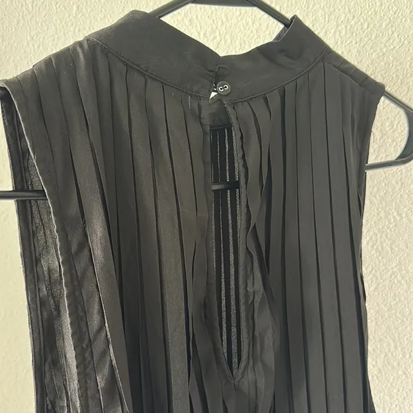 Nasty Gal Mock Neck Pleated Sleeveless Blouse Size M - Image 4