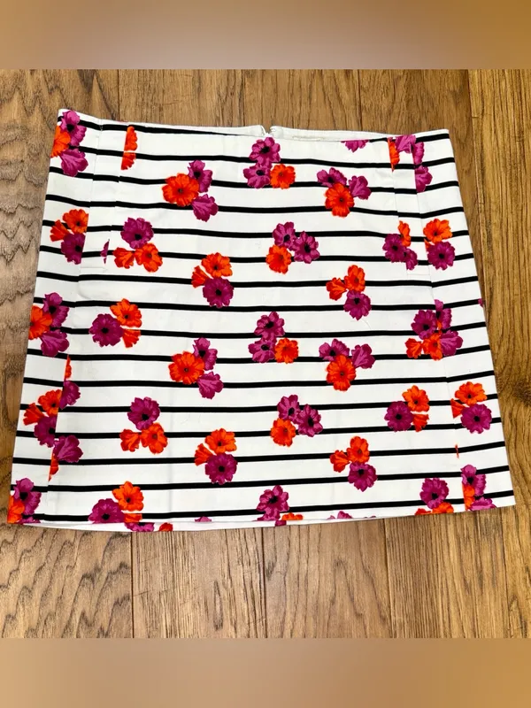 J. Crew Mini Skirt Women's Sz 6 White Black Stripes Pink /Purple Flowers Pockets - Image 4